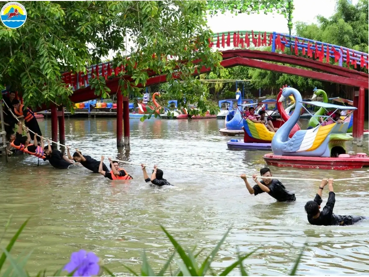 Hoạt động chèo xuồng tại Vĩnh Long