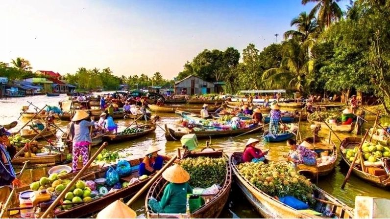 Hoạt động mua bán tấp nập trên chợ nổi Cà Mau