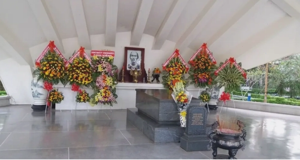 Không gian bên trong mộ Cụ Phó Bảng Nguyễn Sinh Sắc