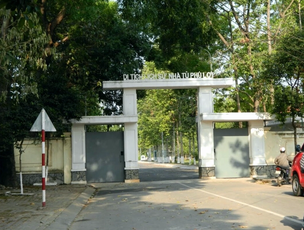 Không gian bên trong Nhà tù Phú Lợi Bình Dương với những dãy phòng giam cũ