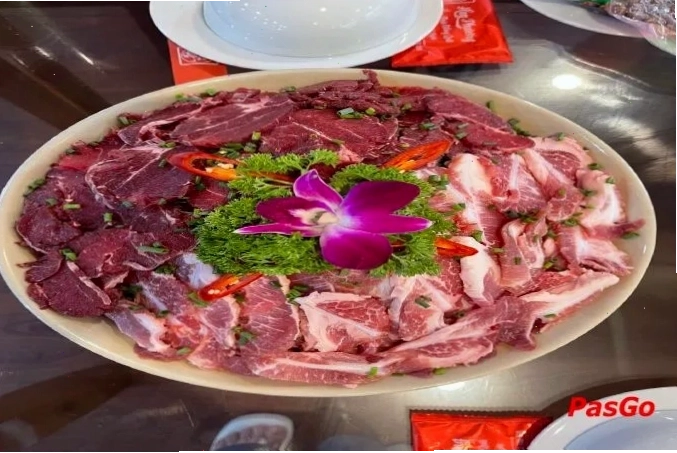 Không gian nhà hàng ấm cúng mang phong cách đồng quê, gợi cảm giác hoài niệm