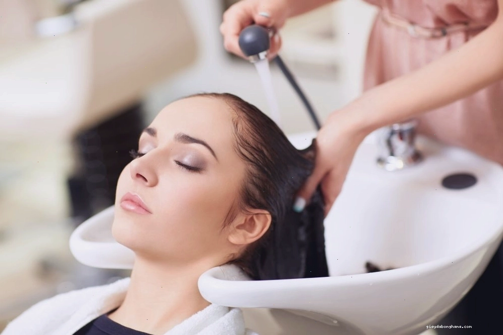Không gội đầu trong 24 giờ sau khi tẩy tóc