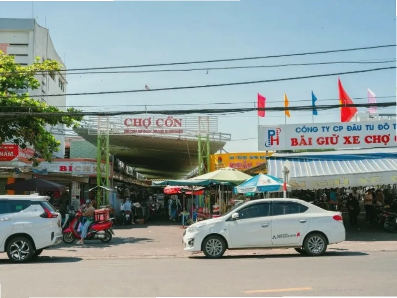 Không khí nhộn nhịp tại Chợ Cồn Đà Nẵng với đa dạng các món ăn đặc sản