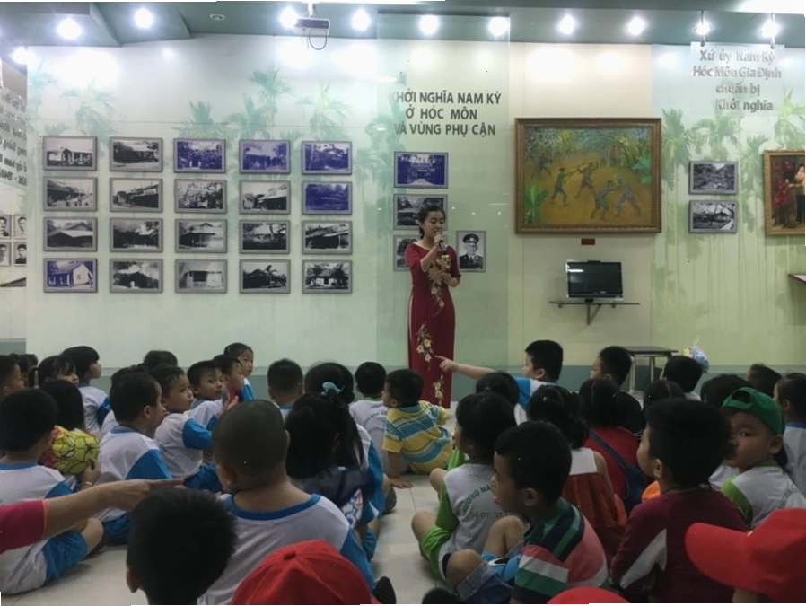 Khu vực ghế đá cho du khách nghỉ ngơi tại Ngã Ba Giồng