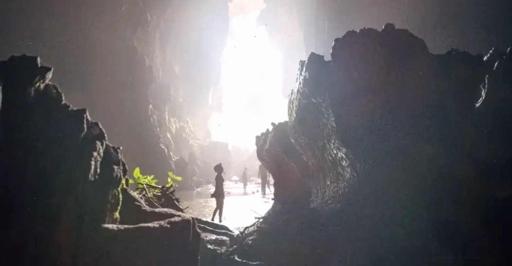 Khung cảnh hùng vĩ bên trong hang Tối thuộc Thung lũng Sinh Tồn
