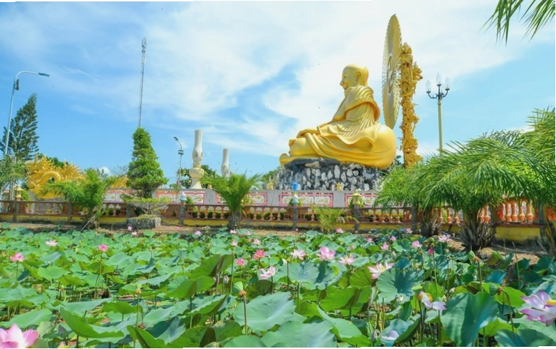 Khung cảnh thanh tịnh tại Chùa Vạn Phước, Bến Tre