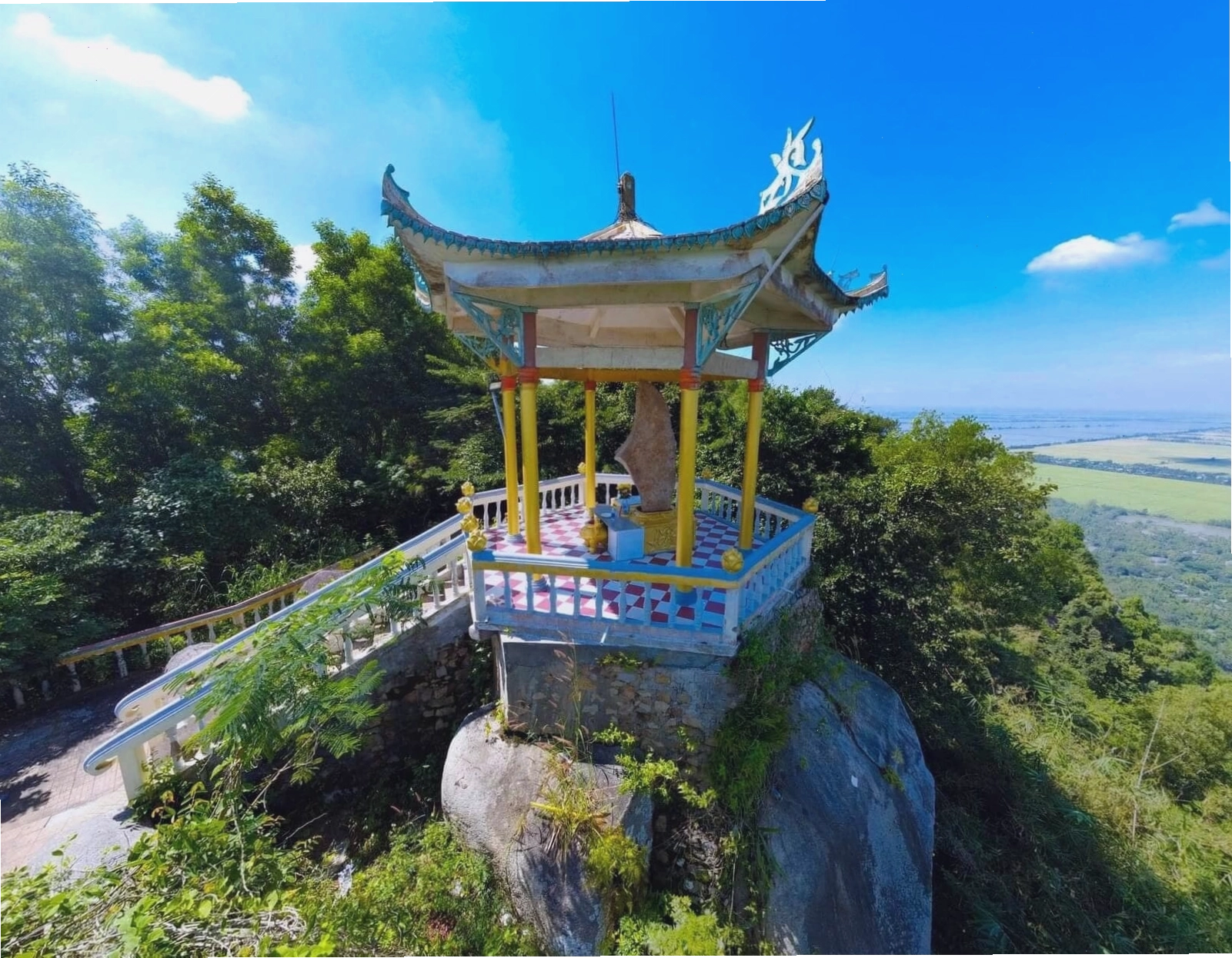 Khung cảnh trên đỉnh núi Ba Thê với tầm nhìn bao quát