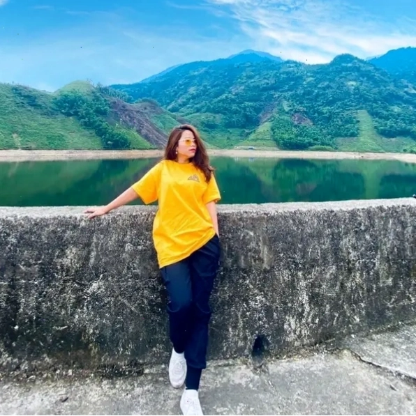 Khung cảnh yên bình bên Hồ Vai Miếu