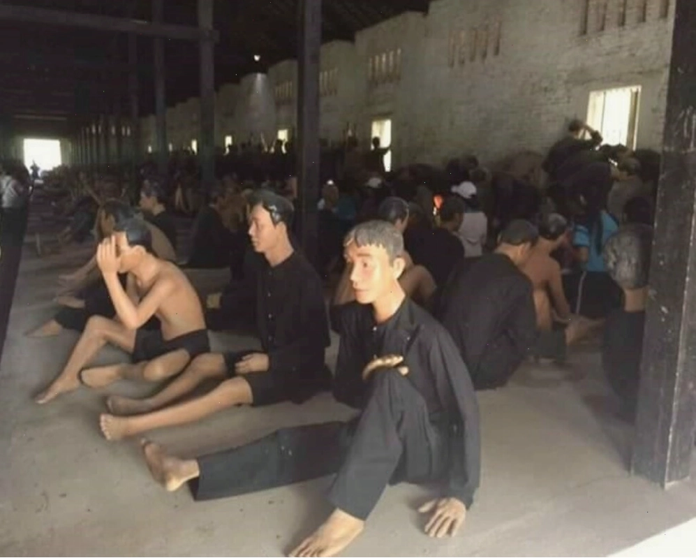 Khuôn viên Nhà tù Phú Lợi, Bình Dương với cây xanh và các công trình di tích