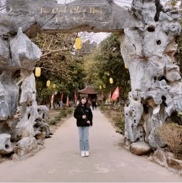 Kiến trúc cổ kính của Chùa Hang nhìn từ xa