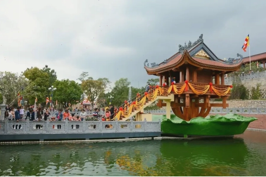 Kiến trúc cổ kính và uy nghiêm của Chùa Ba Vàng