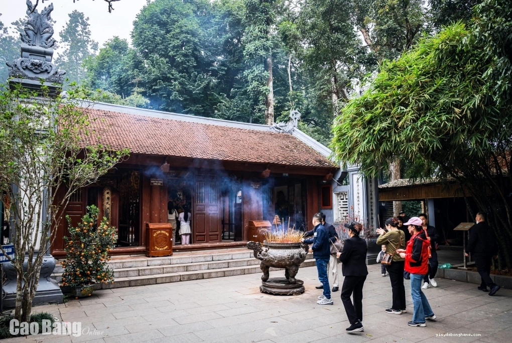 Kiến trúc Đền Hạ với hai tòa tiền bái và hậu cung