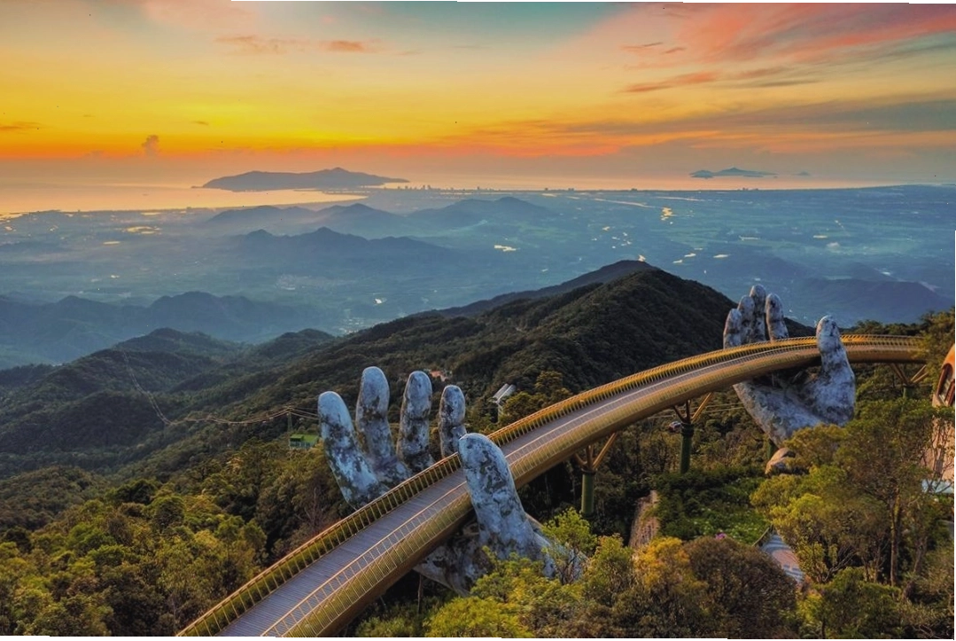 Kiến trúc độc đáo của Bà Nà Hills với Cầu Vàng ấn tượng