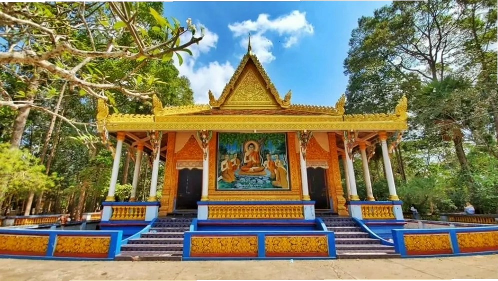 Kiến trúc độc đáo của Chùa Dơi Sóc Trăng với các tượng Phật và hoa văn tinh xảo