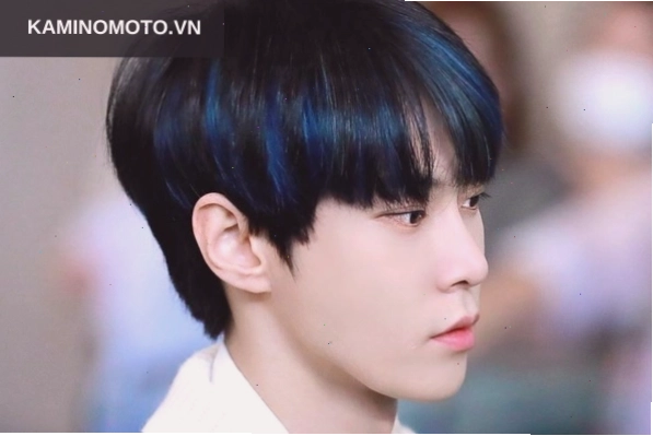 Kiểu nhuộm highlight tóc ngắn nam màu xanh dương cá tính