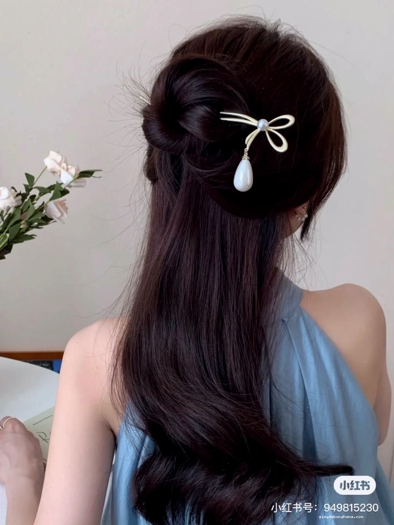Kiểu tóc búi thấp sang trọng và thanh lịch