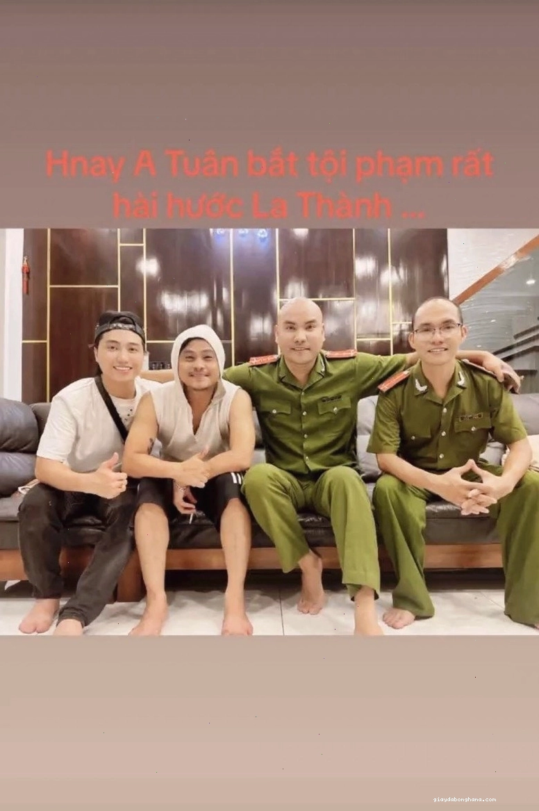La Thành chụp ảnh cùng hai công an