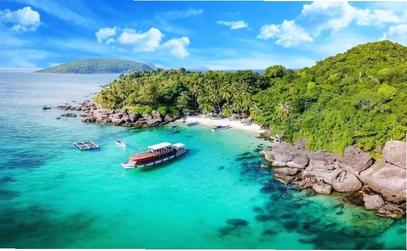Làn nước trong xanh tại Hòn Móng Tay