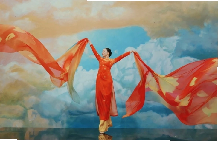 Linh Nga khoe dáng trong bộ trang phục của Thủy Nguyễn