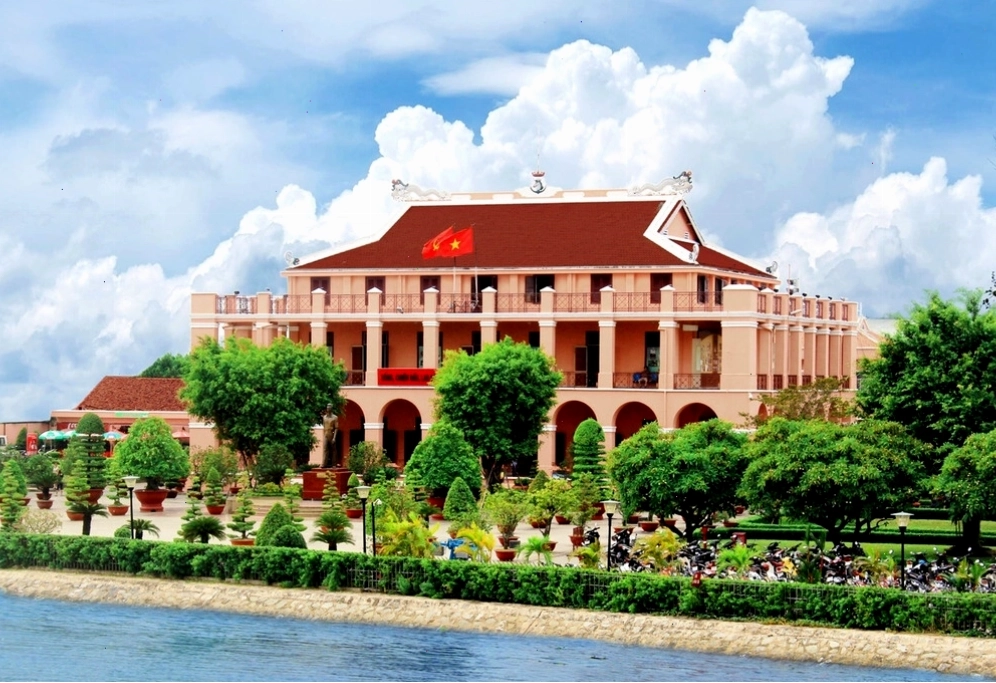 Mặt trước uy nghiêm của Bến cảng Nhà Rồng