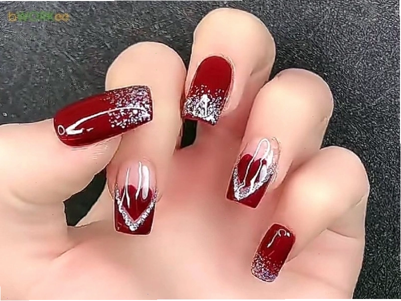 Mẫu nail đỏ kim tuyến lấp lánh và đầy cuốn hút
