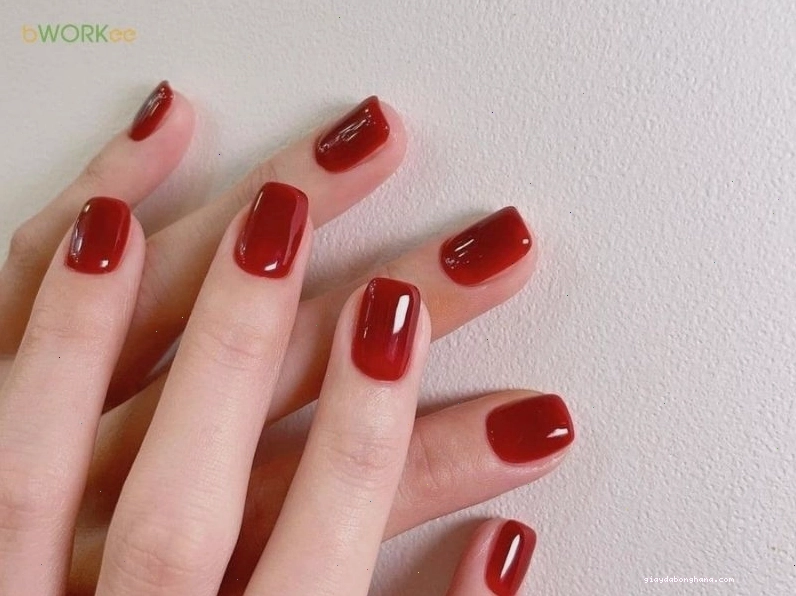 Mẫu nail màu đỏ đất đơn giản, tinh tế và rất tôn da