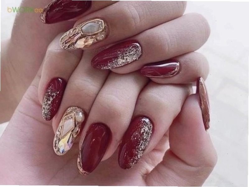 Mẫu nail màu đỏ đính đá lấp lánh, quyến rũ và sang trọng