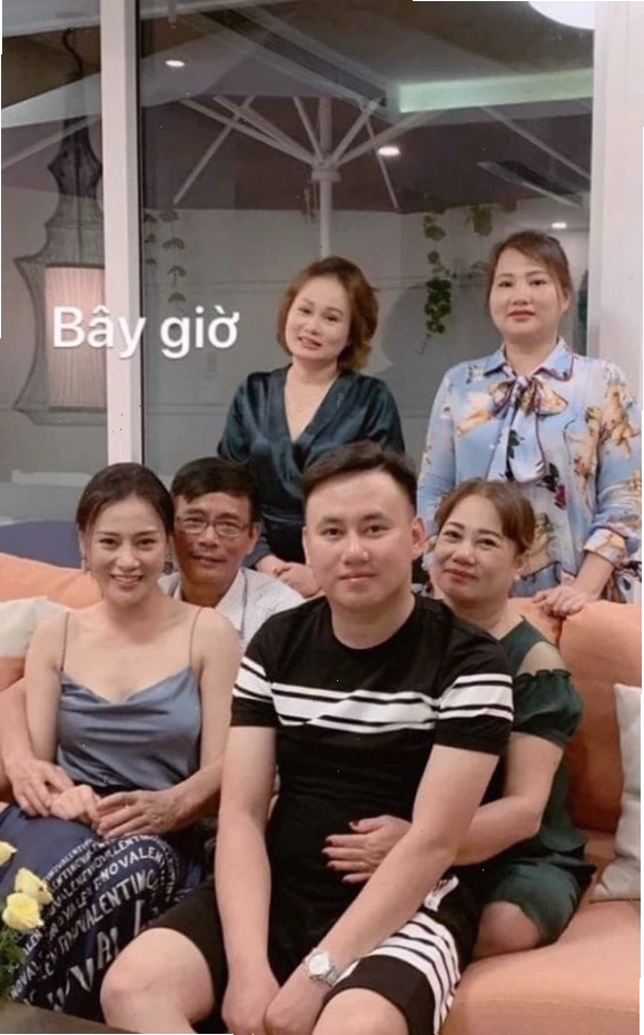 Mẹ diễn viên Phương Oanh và những người thân