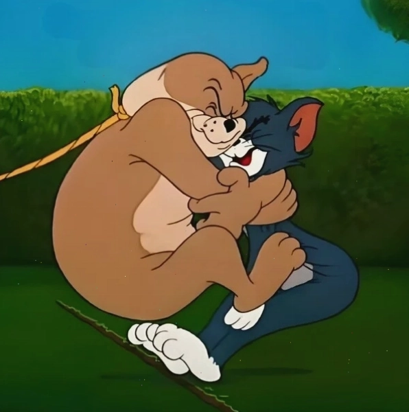 Meme ôm mèo Tom quen thuộc trong tuổi thơ