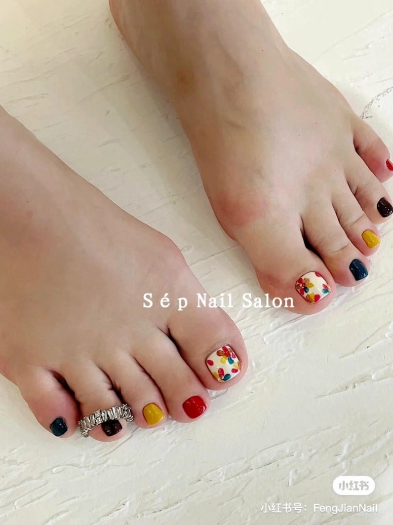 Móng chân đẹp màu đen vẽ họa tiết lá cây