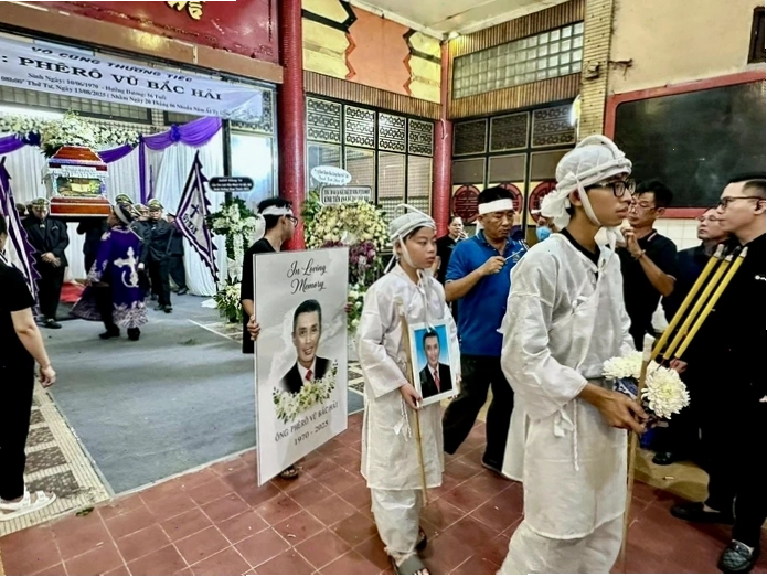 Nén hương tưởng nhớ nghệ sĩ hài Bắc Hải
