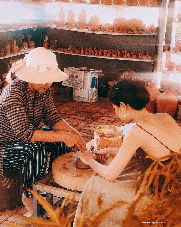Nghệ nhân làm gốm tại Làng gốm Thanh Hà