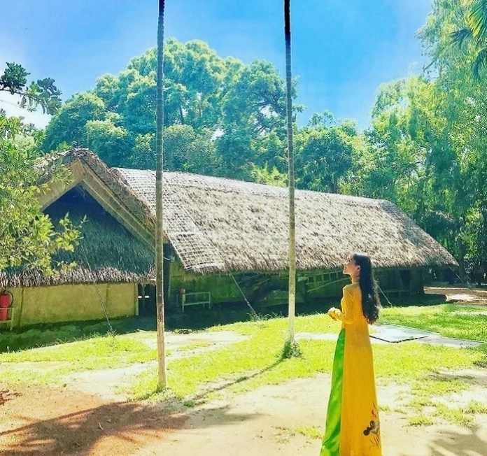 Ngôi nhà sàn của Bác Hồ tại Làng Sen, khu di tích Kim Liên