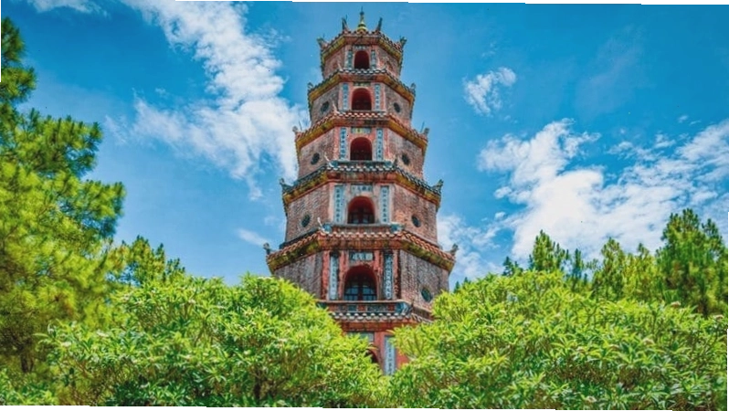 Ngọn tháp Phước Duyên cổ kính tại Chùa Thiên Mụ