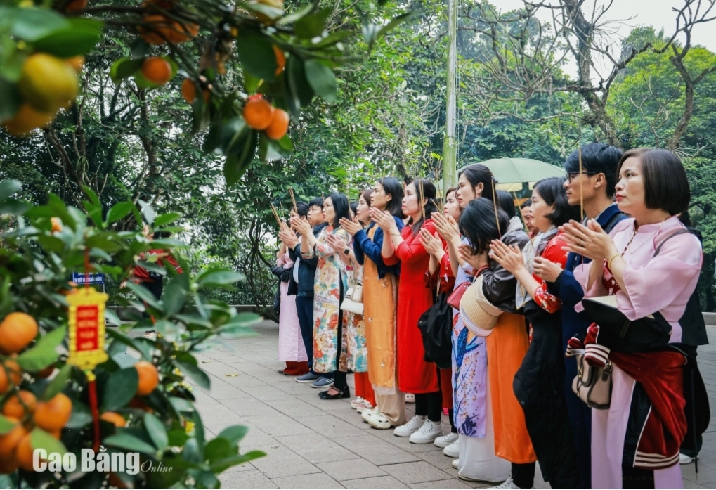 Người dân dâng hương tưởng nhớ các Vua Hùng tại Đền Hùng