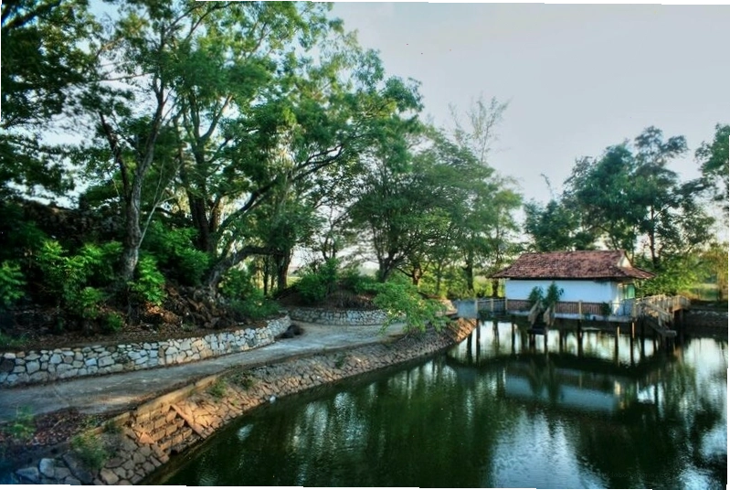 Người dân địa phương vui chơi tại Khu di tích Núi Đất