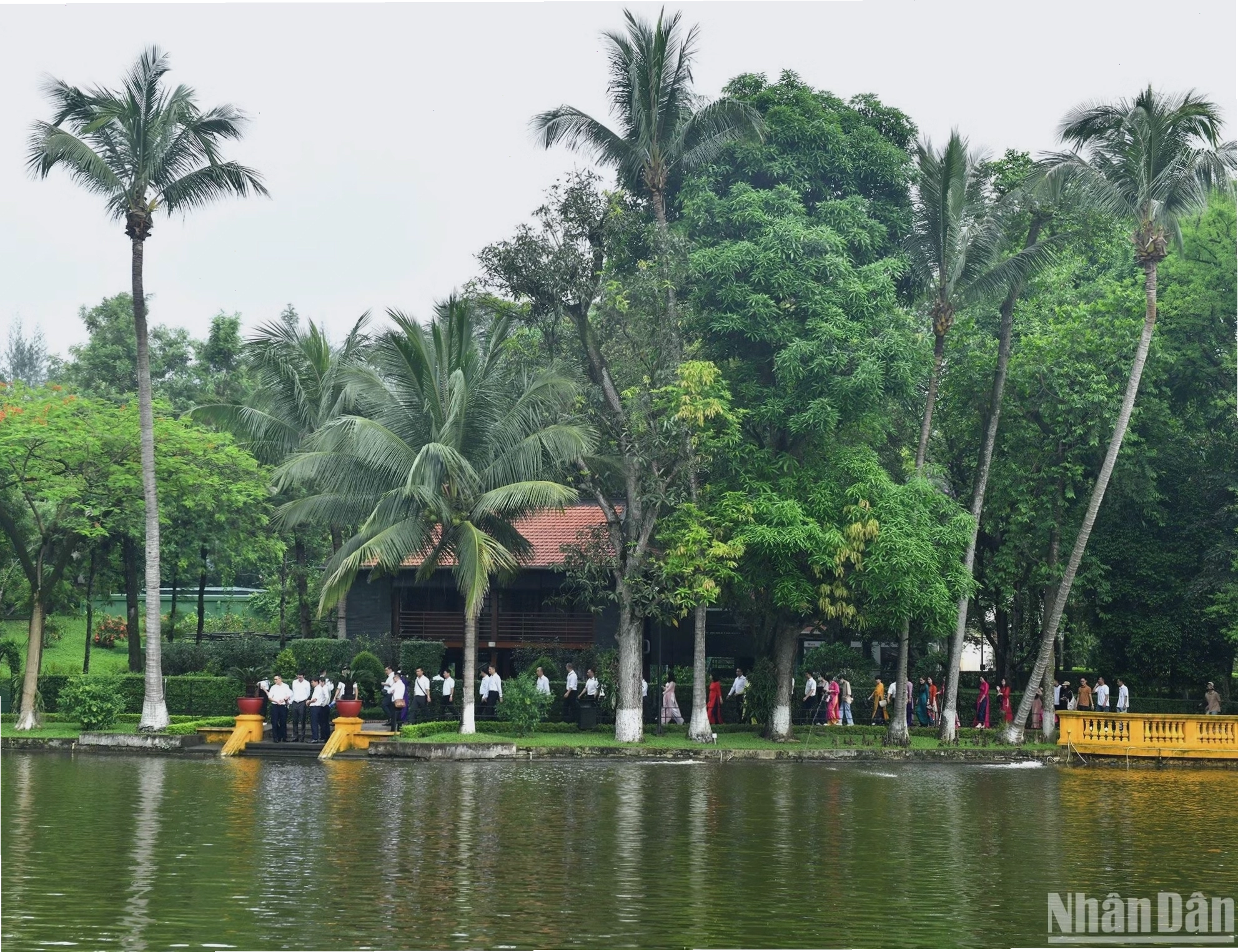 Nhà sàn Bác Hồ hài hòa với khung cảnh thiên nhiên tại Khu di tích Chủ tịch Hồ Chí Minh tại Phủ Chủ tịch
