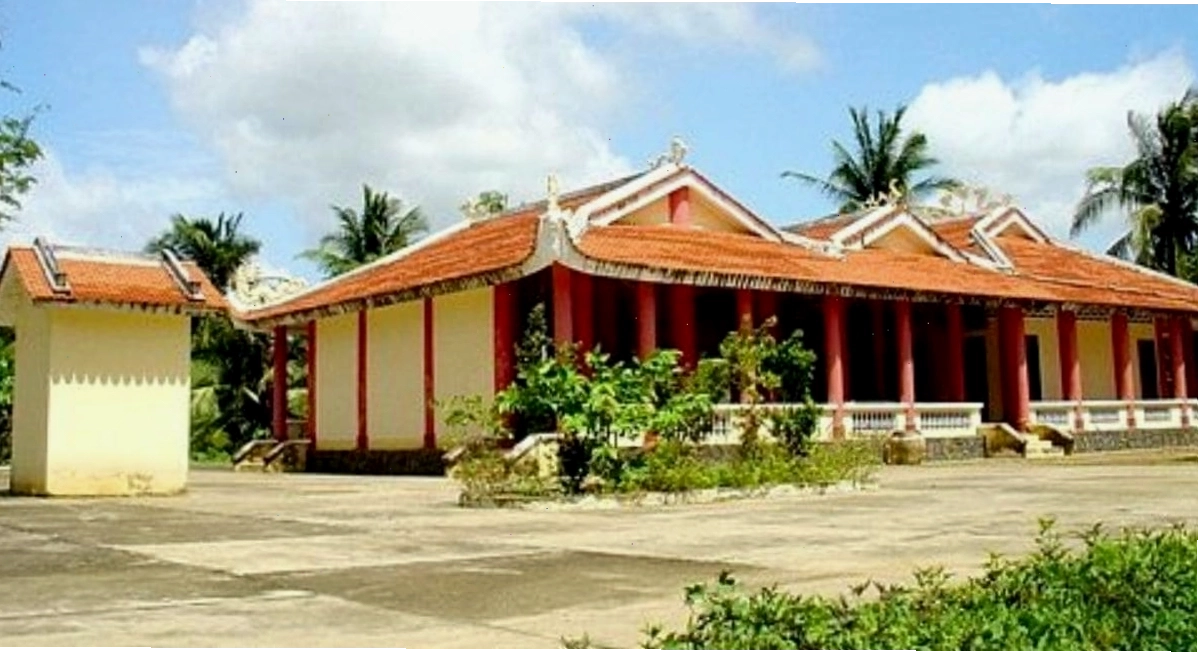 Nhà truyền thống trong Khu di tích Đồng Khởi Bến Tre