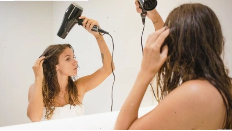 Nhiệt độ nóng từ máy tạo kiểu tóc có thể làm hư tổn tóc