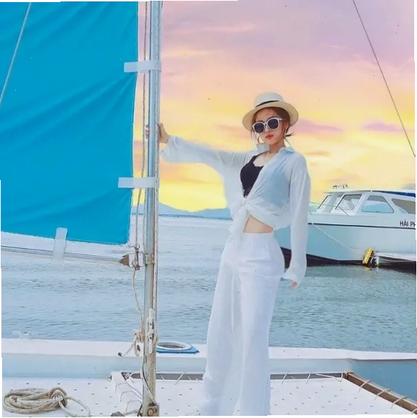Những chiếc du thuyền sang trọng neo đậu tại Bến thuyền Marina