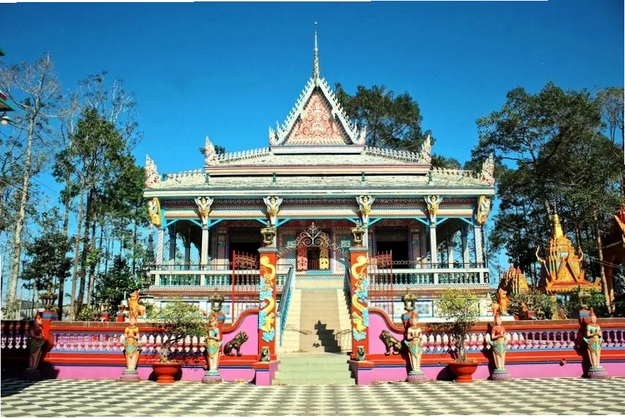 Những hoa văn lấp lánh được tạo nên từ hàng ngàn chiếc chén đĩa sứ tại Chùa Chén Kiểu