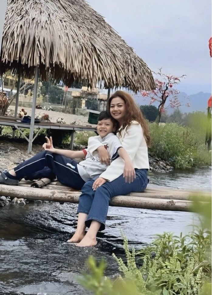 NSƯT Kiều Anh bên cạnh con trai 12 tuổi