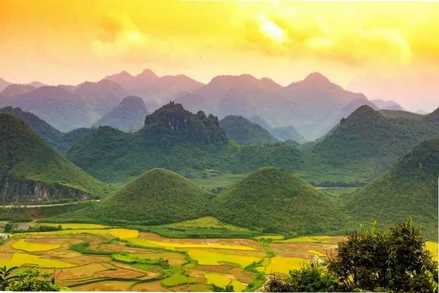 Núi đôi Cô Tiên tại Quản Bạ, Hà Giang nhìn từ xa