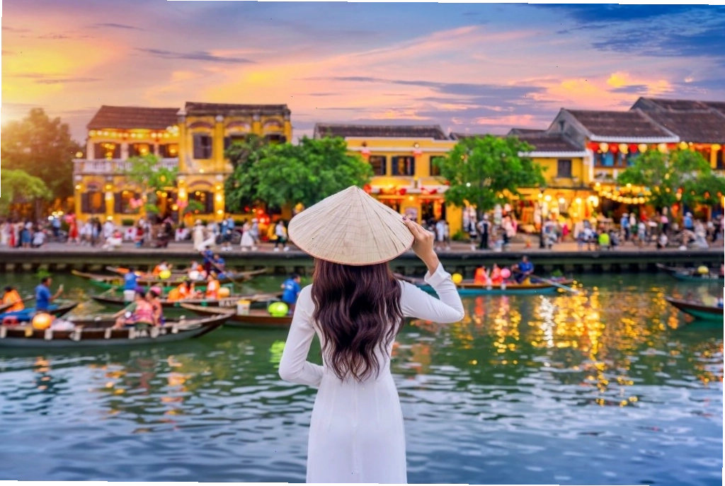 Phố cổ Hội An lung linh về đêm, một di tích lịch sử văn hóa thu hút du khách