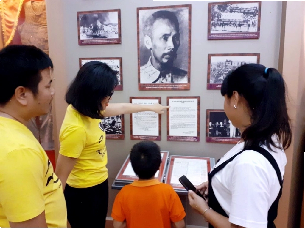 Phòng trưng bày tại Bến Nhà Rồng, một phần của Bảo tàng Hồ Chí Minh