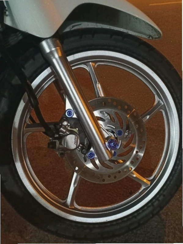 Phun sơn màu bạc lên xe máy
