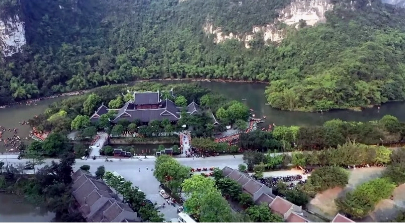 Quần thể Danh thắng Tràng An, tỉnh Ninh Bình nhìn từ trên cao với các dãy núi đá vôi hùng vĩ