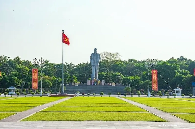 Quảng trường và tượng Chủ tịch Hồ Chí Minh là địa điểm du lịch Nghệ An mang ý nghĩa lịch sử sâu sắc