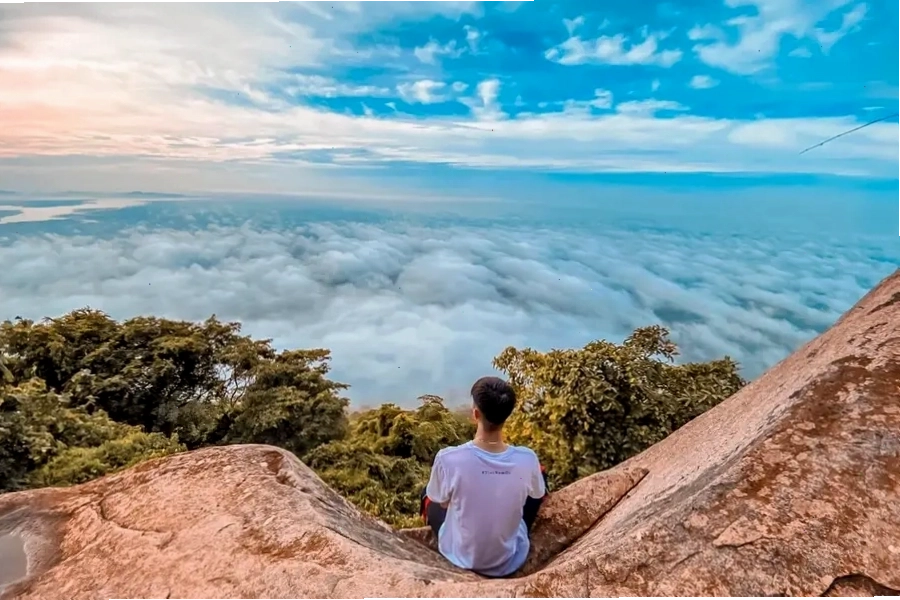 Săn mây tại núi Bà Đen Tây Ninh, một trong những địa điểm du lịch Tây Ninh hấp dẫn