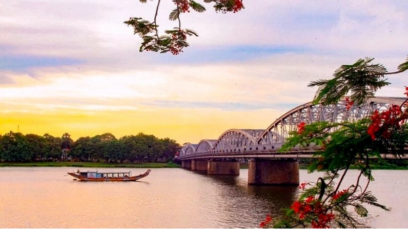 Sông Hương thơ mộng chảy qua lòng thành phố Huế